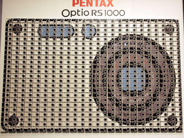 この巨大なデジカメ、よく見ると「Optio RS1000」を並べて作られている