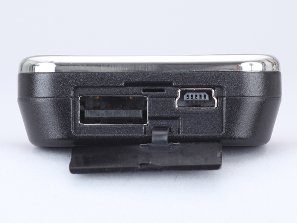 TV＆バッテリーのインターフェイス。左のUSB端子がiPhoneへの給電用で、右のminiUSB端子がTV＆バッテリー本体の充電用