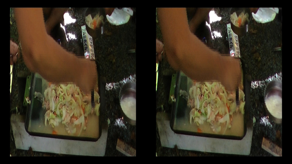 キャンプ場で作った「ちゃんちゃん焼き」に手を出す参加メンバー。3D撮影した映像はこのように左右の映像が並んだ状態で記録されている