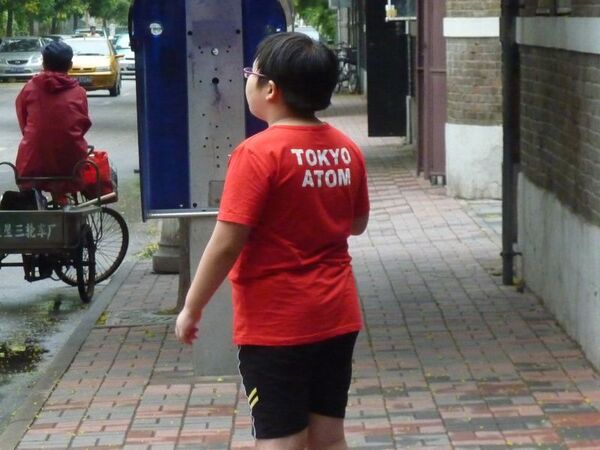 中国でここ1，2年で急増した「TOKYO ATOM」シャツ。5年前はこのような服を中国人が着ることはありえなかった
