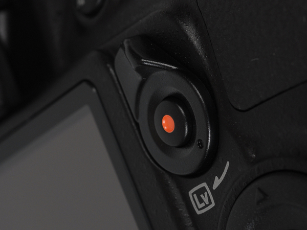 D3100で新たに搭載されたライブビュースイッチと中央にある動画撮影ボタン。ライブビューレバーを回す感覚は昔フィルムカメラの頃にあったミラーアップレバーを思い起こさせた