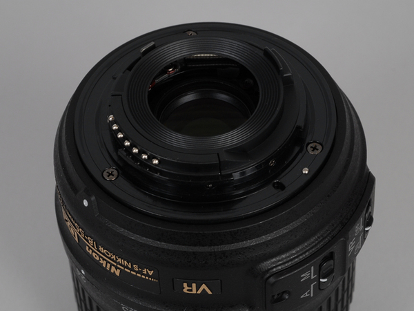 レンズキットに同梱されている「AF-S DX NIKKOR 18-55mm f/3.5-5.6G VR」のマウント部分は軽量化やコストのためかエンジニアリングプラスチック製となっている
