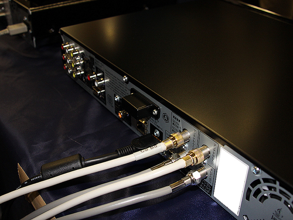 HDWは背面の突起部分に無線LANを内蔵