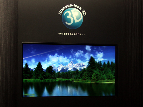 CEATECでは参考展示として56V型のグラスレス3Dテレビも出展する