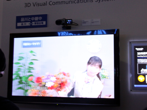 参考展示の3Dライブ中継システム。テレビの上に3Dカメラが設置されている