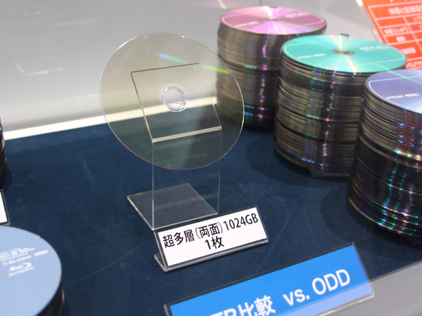 TDKブースで展示されていた片面512GB、両面で1024GBの光ディスク