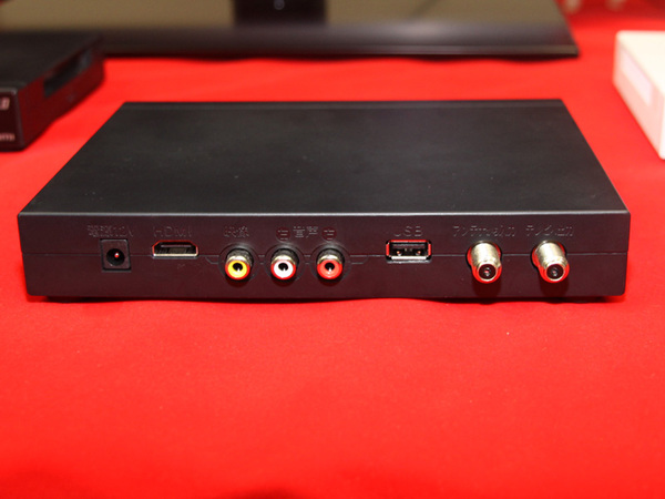 背面にはHDMIとアナログビデオ出力、HDD接続用のUSB端子がある