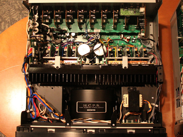PR-MC5508の内部。中央に見える黒いヒートシンクの部分が増幅回路。そこから下部が電源部で、上部はアナログ出力回路部となる