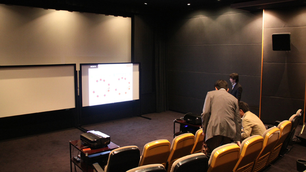 神奈川県の本厚木にあるソニー厚木テクノロジーセンターの視聴室。小さい映画館といった感じ