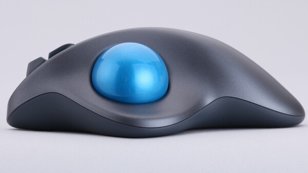 青く輝くボールがM570の特徴