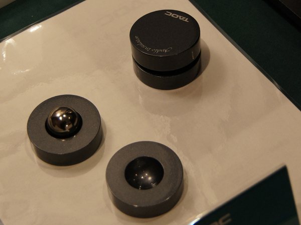 アイシン高丘はスチール球をハイカーボン素材で挟み込む形の「スーパーWコンタクト インシュレーター」を参考展示。スパイクインシュレーターを2組重ねたのと同じ効果を得られるという