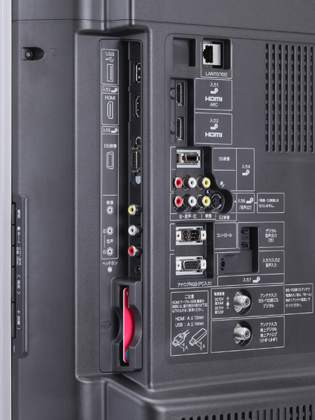 側面および背面の接続端子。録画のためのUSB端子は側面側にある。HDMI端子は合計3系統で「入力1」がARC対応