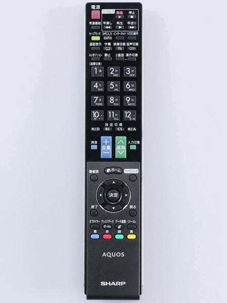 付属のリモコンは、スリムなデザインとなった「AQUOSファミリモコンII」。上部の録画再生用のボタンは必要最小限となっている