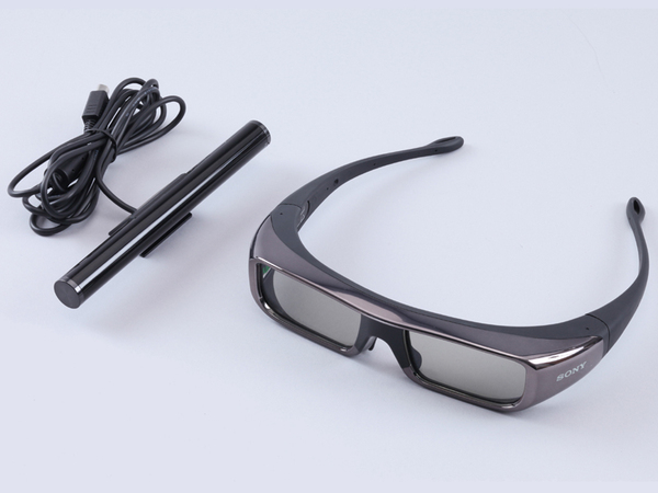 別売の3Dメガネ（実売5000円前後）と3Dシンクロトランスミッター（同5000円前後）。3Dメガネは写真の標準サイズのほか、赤と青のカラーが用意された小型サイズもある