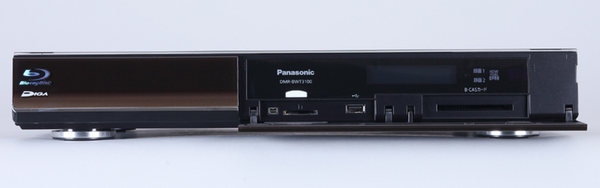 正面パネルを開けたところ。左側がBDドライブ。右側には、B-CASカードやSDメモリーカードスロット、i.LINK、USBといった端子が装備されている