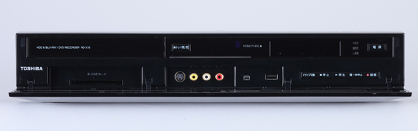 前面パネルを開くと、B-CASカード、ビデオ入力、i.LINK、USB端子がある。USBはキーボードなどの接続専用