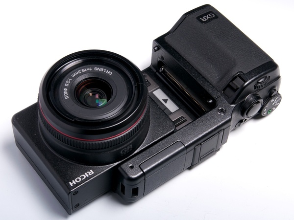 GXRと28mmのカメラユニット。こんな風にカメラユニットごとガチャッと着脱できる。カメラ本体とインターフェース部分が別になってるという感じ