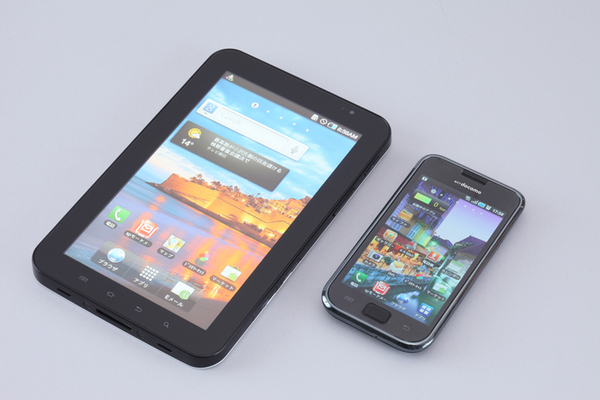 「Galaxy Tab」（左）と「Galaxy S」（右）。これだけ画面サイズが違う