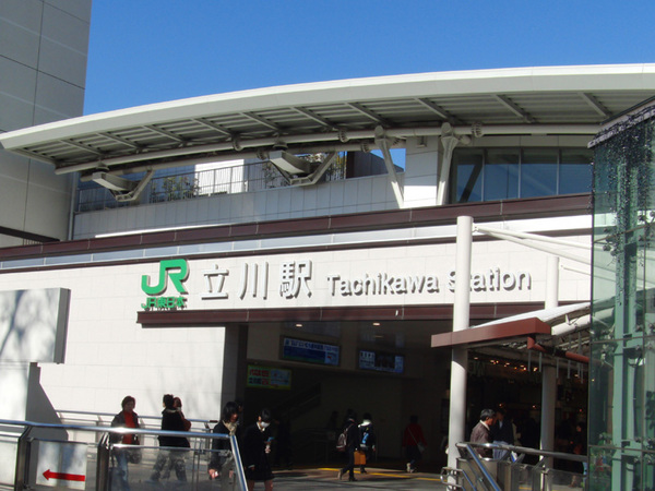 新宿から中央線快速で約30分のところにある立川駅