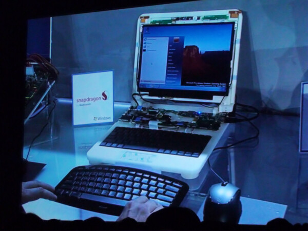 Snapdragon搭載の開発機材上で動作している次世代Windowsの開発版