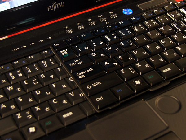 左が通常のキーボードで右がグロッシーキーボード