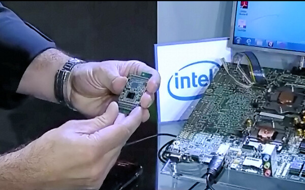 インテルが開発しているAtom CPUのSoC「Medfield」を使った試作機