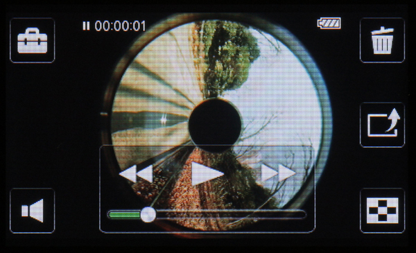 360度のパノラマ動画を記録できるが、カメラ本体では展開しての再生は行なえず、撮影時と同じ画像が再生される