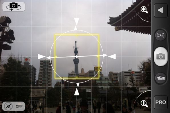 「プロカメラ」のメイン画面。中央に水平を示すサークルが表示されている。方角を表示することも可能だ