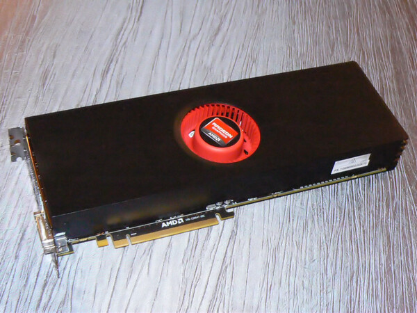 Radeon HD 6990の試作カード