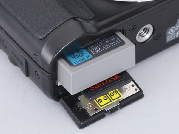 専用充電池はE-PL1sと共通。記録メディアはSDXC/SDHC/SDメモリーカードに対応する