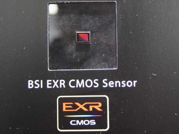 新開発の「EXR CMOS」センサー
