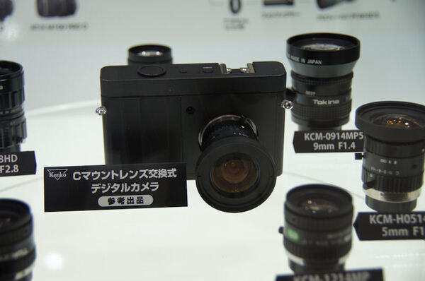 ケンコーはシネカメラ用「Cマウント」を装着できるデジタルカメラを参考展示