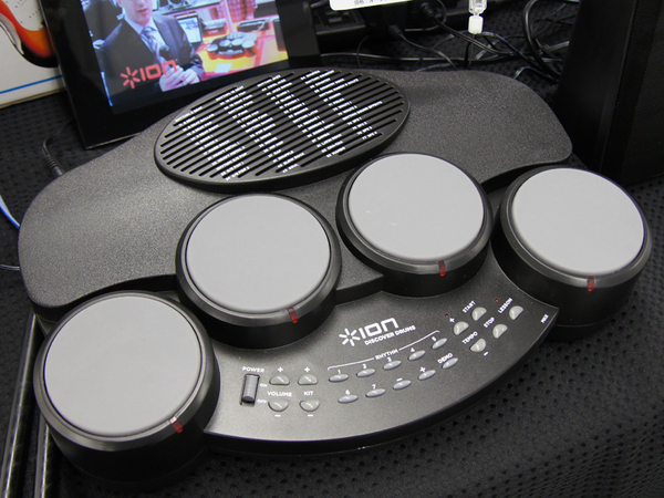 IONの「DISCOVER DRUMS」は、入門者向けの卓上電子ドラム。発売時期は未定で、予想実売価格は5700円前後