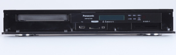 「DMR-BZT900」の前面。従来モデルと異なり、前面パネル全体が開閉するデザインに変わった。前面端子の装備は、i.LINK、USB、SDメモリーカードスロット
