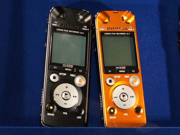 「Linear PCM Recorder LS-7」。ブラックとオレンジの2色展開だ