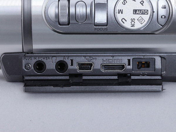下部のカバーの中には、ヘッドフォン出力やAV出力、USB、HDMI出力などの端子部がある