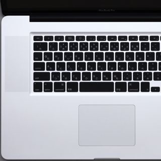 ASCII.jp：解像度1920×1200、7時間駆動の17インチMacBook Pro (1/4)