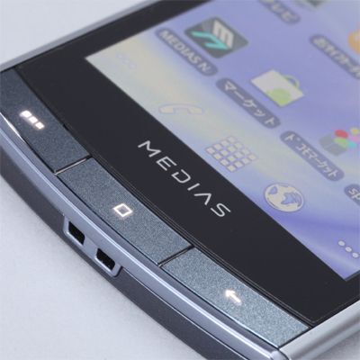 ASCII.jp： 「MEDIAS」レビュー 全部入りで7.7mm 使い勝手も◎ (1/2)