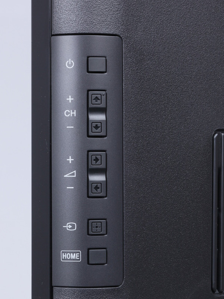 側面の操作ボタン。薄型化のためボタン自体は裏側に配置される。ボタン横のプリントは本体横からでも確認できるが、ボタン自体にも機能を示す刻印が施され、手で触れることでボタンを判別できる