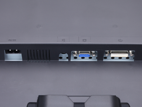 ディスプレーには、DVIとアナログRGBがそれぞれ1ポートずつ装備されている