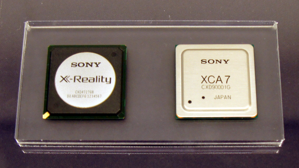 従来からの「X-Reality」（左）に、データベース型超解像技術を行なう「XCA7」（右）というチップを組み合わせたのが「X-Reality PRO」