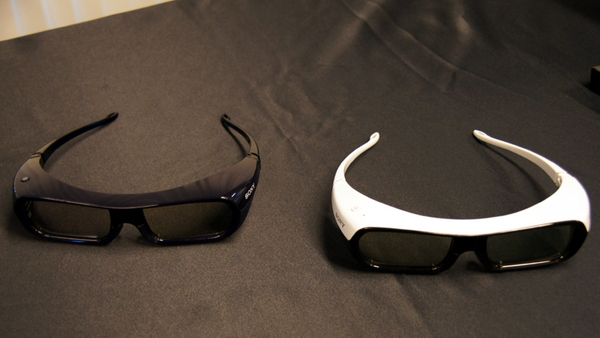 別売となる新しい3Dメガネは、ホワイトとブラックの2種類が用意される。サイズは標準のみで、小型サイズは昨年のものが継続販売となる