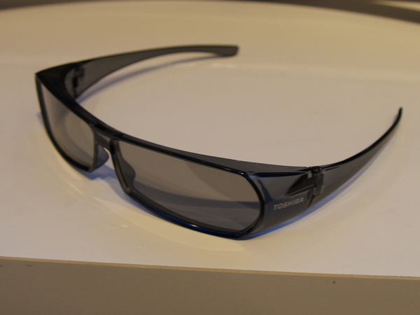 別売で用意されるシアターグラス3D用の3Dメガネ。液晶シャッターを備えないので電源は不要。デザインもシンプルで重さも20gと軽い