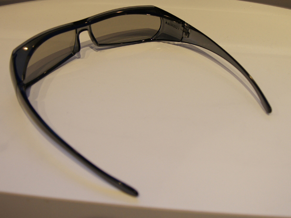 シアターグラス3D用の3Dメガネを下から見たところ。スイッチ類はひとつもない。メガネ部分も半透過のクリア樹脂製となっている