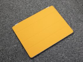 「風呂ブタ」こと、iPad 2専用のカバーである「iPad 2 Smart Cover」。三角形に折りたためば、スタンドとして使うことができる
