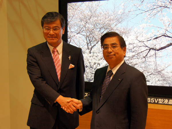 NHKの永井研二氏（左）とシャープの水嶋繁光氏（左）
