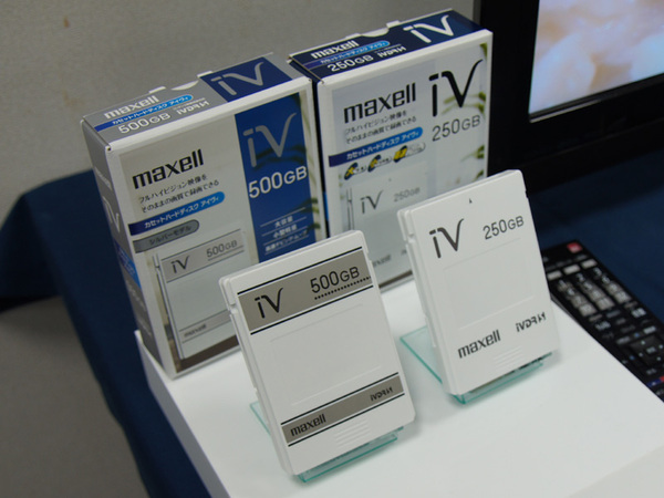 iVカセットは500GB（実売1万5000円前後）と250GB（同1万円前後）の2種類がある