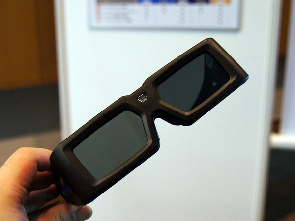 対応3Dメガネ。前面にセンサーが埋めこまれており、スクリーンの映像と同期してシャッターの開閉を行なう