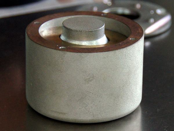 ツィーターの磁気回路部分。アルニコ・マグネットを内部に収める壺型内磁方式を採用している