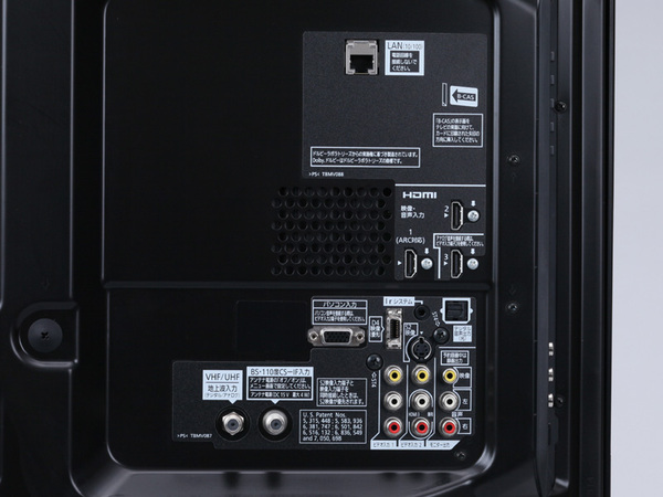 背面の入出力端子。HDMI入力端子が3系統となっているのが主な違い。HDMI1は「ARC」（オーディオリターンチャンネル）対応となっている